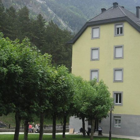 Albergue Turistico Rio Aragon Canfranc Buitenkant foto