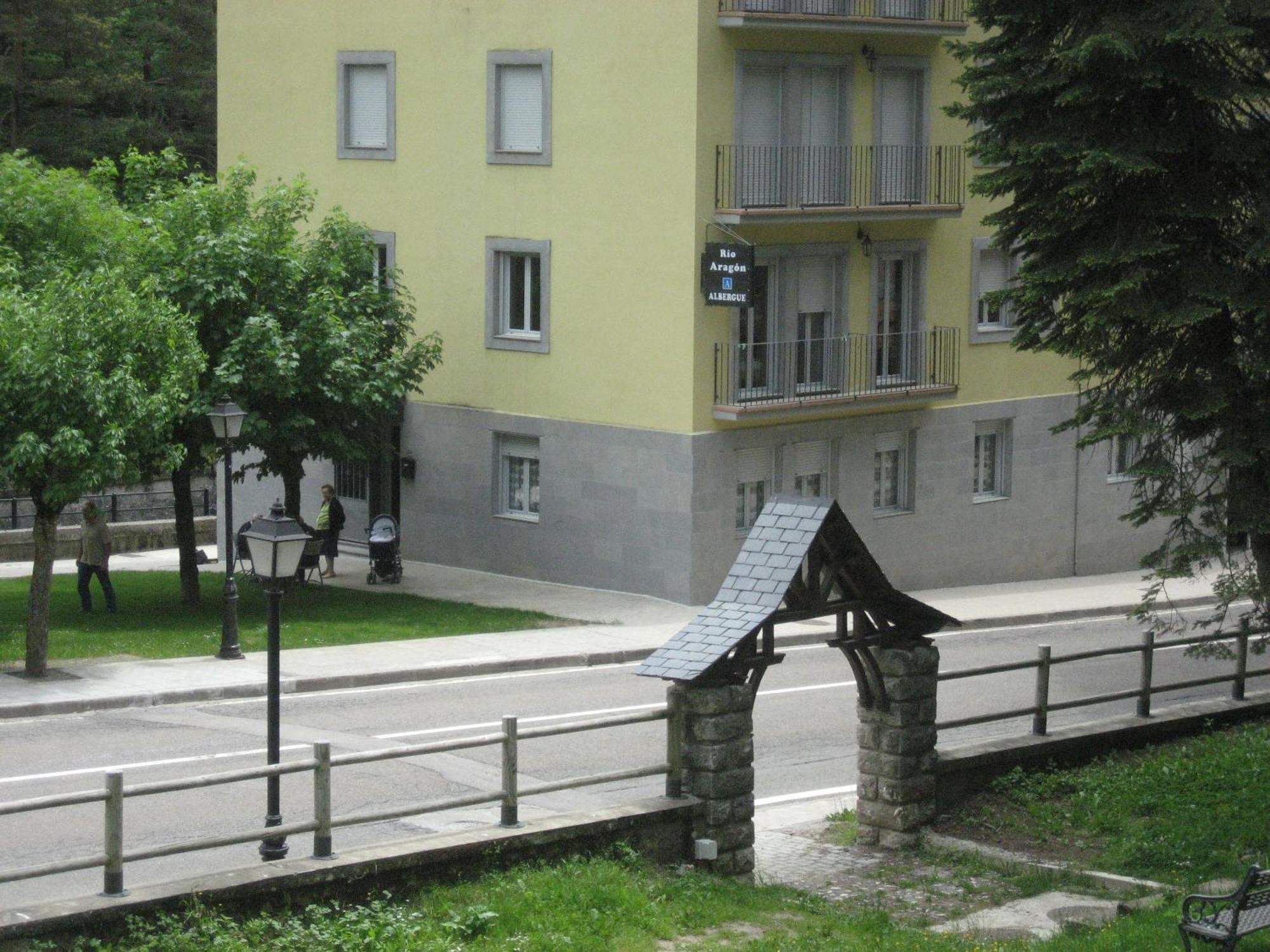 Albergue Turistico Rio Aragon Canfranc Buitenkant foto